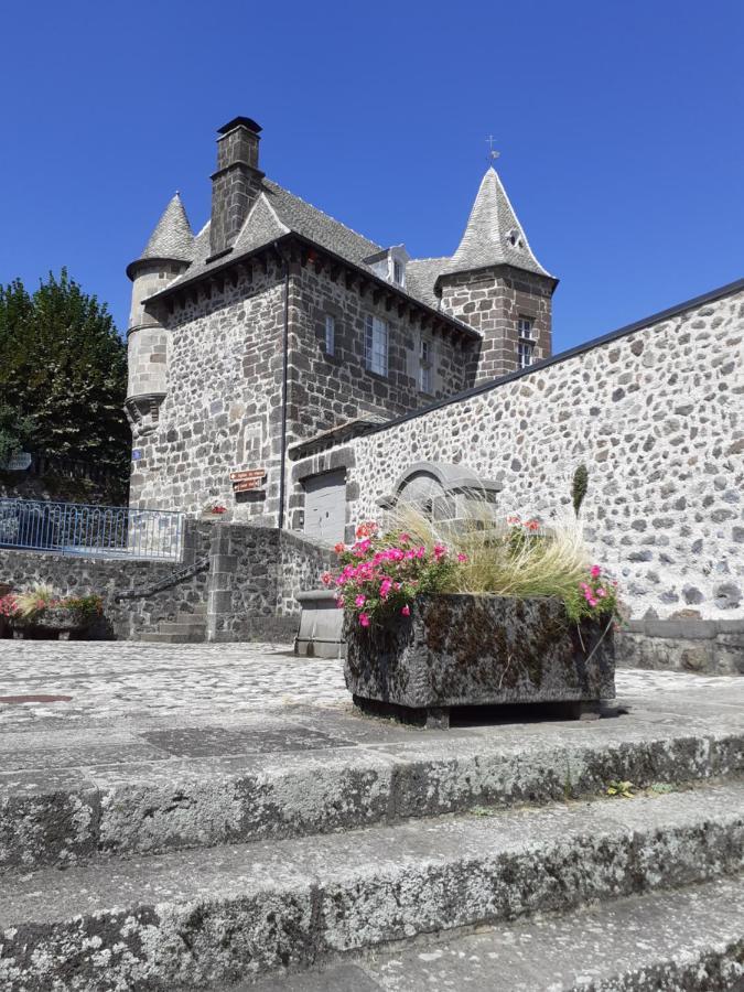 Maison Du Chevalier Des Huttes - Table Et Chambres D'Hotes Vic-sur-Cère Exterior foto